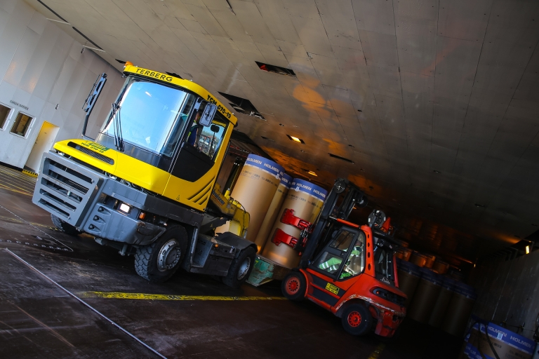 Discharging paper reels of RoRo carrier at Verbrugge Terminals