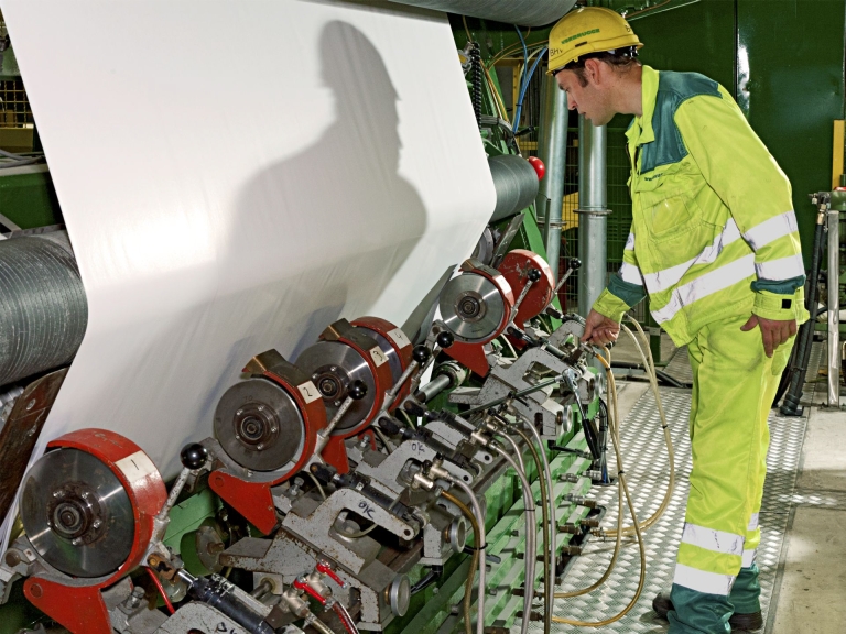 Rewinding and cutting paper reels