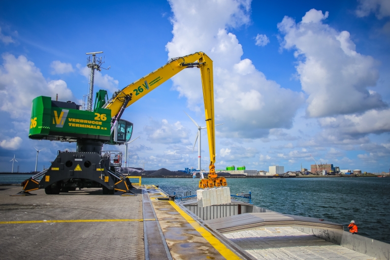 Loading woodpulp in barge