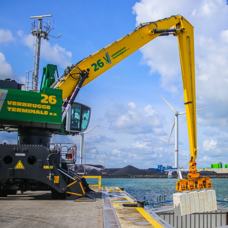 Laden van woodpulp in binnenvaartschip bij Verbrugge Terminals