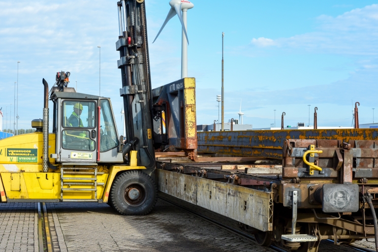 Loading steel beams on wagons at Verbrugge Terminals